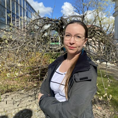 Kvinna ser rakt in i kameran.