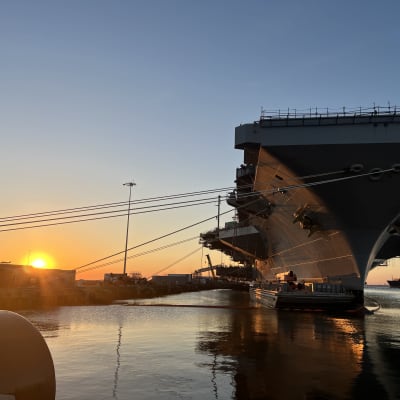 Nato-laiva auringonlaskussa