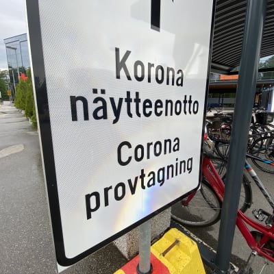 En skylt till corona provtagning.