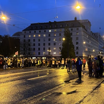 Elokapinas demonstranter blockerar vägen på Långa bron 14.10.2022.