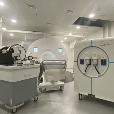 Aivojen ultraäänihoitoon liittyviä laitteita sairaalassa.