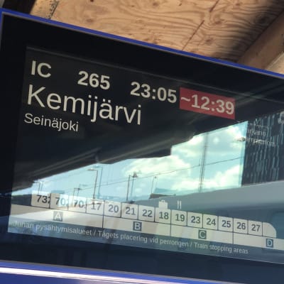 Rautatieaseman näyttötaulu Tampereella osoittaa, että Kemijärven yöjuna on lähdössä 13,5 tuntia myöhässä.