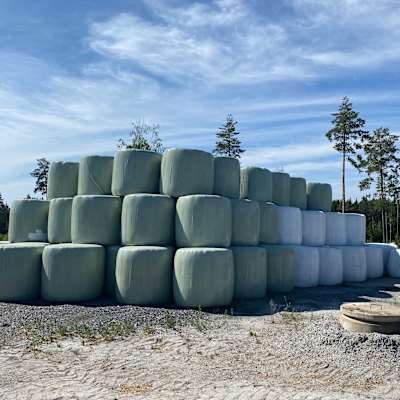 Ensilagebalar staplade på varandra.