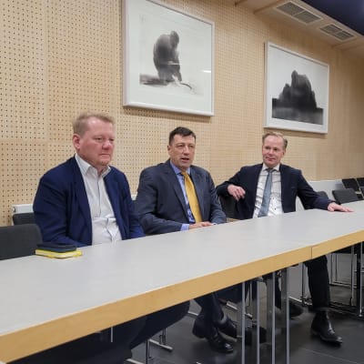 Australian suurlähettiläs Bernard Philip, Jervois Globalin toimitusjohtaja Bryce Crocker sekä Jervois Finlandin toimitusjohtaja Sami Kallioinen istumassa pöydän ääressä.