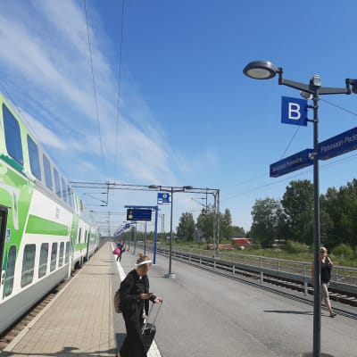 Tågpassagerare som stiger av tåget vid Jakobstad-Pedersöre station.