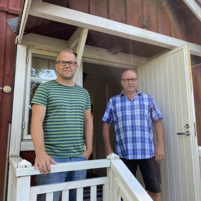 Johnny Holmström ocgh Leif Ekholm på trappan till Kattsunds torp
