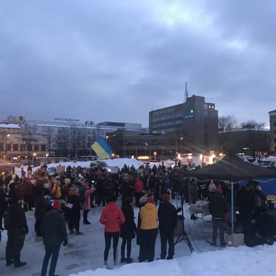 Kokkolan torille mielenilmaukseen Ukrainan tueksi kokoontui 300-400 henkilöä.