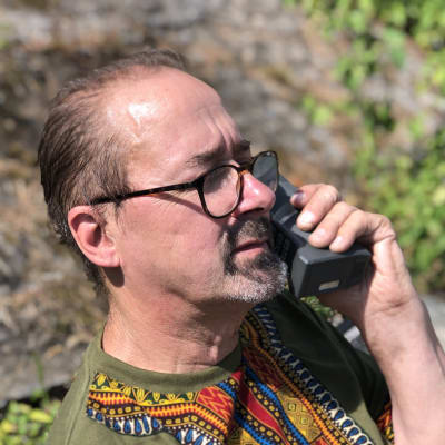 Pekka Lonka puhuu puhelimeen