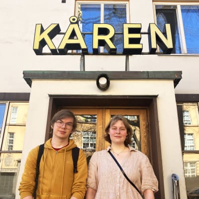 Två personer står framför Kåren i Åbo.