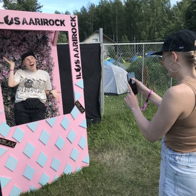 Nuori nainen ottaa kuvaa kaveristaan Ilosaarirockissa.
