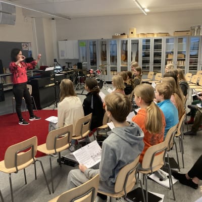 Musiikiluokanopettaja Camilla Sundberg johtaa oppilaskuoroa Lotilan peruskoulussa, Lahdessa.