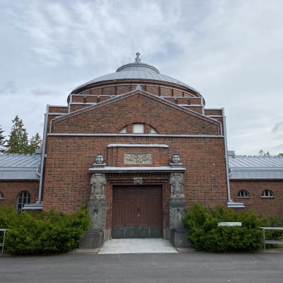 En stenbyggnad med kupoltak.