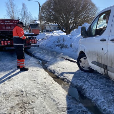 En bärgningsbil har just dragit upp en paketbil.