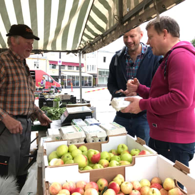 Lars Forsstedt säljer ägg till Michael Björklund och Matias Jungar vid sitt stånd på Ekenäs torg.
