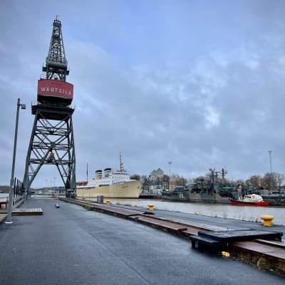 Åstranden, hamnkran och museifartyget Bore.