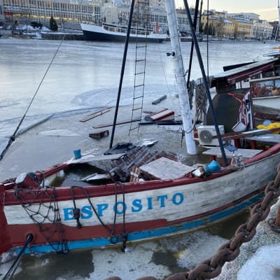 Restaurangbåt Esposito halft nedsjunken i Aura å