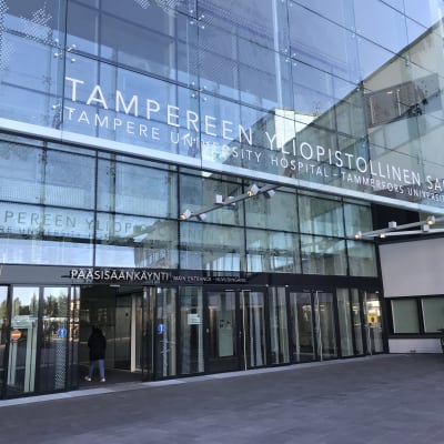 Tampereen yliopistollisen sairaalan pääovi