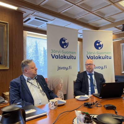 Järvi-Suomen Energian toimitusjohtaja Arto Nieminen ja Suur-Savon Sähkön toimitusjohtaja Markus Tykkyläinen neuvottelupöydän ääressä. 