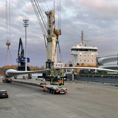 Tuulivoimalan lapaa nostetaan pois laivasta Kalajoen satamassa.