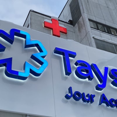 Sairaalan seinässä oleva sininen logo, tekstistä erottaa sanan TAYS.