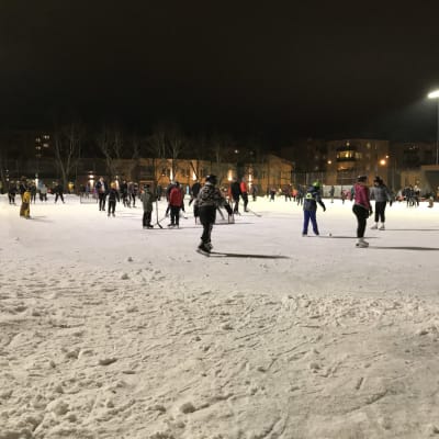 Luistelijoita Liisantorin tekojäällä Porissa
