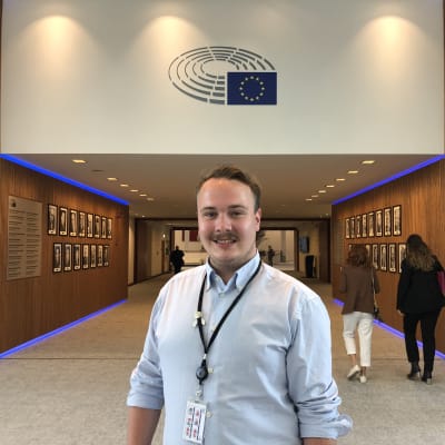 Riku Hirsimäki seisoo käytävällä Euroopan parlamentissa Brysselissä. 