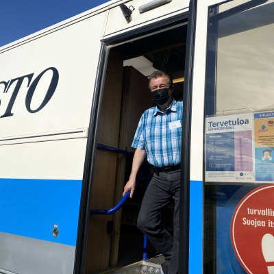 Pieksämäen vaalibusin kuljettaja Sakari Mattila auton ovella.