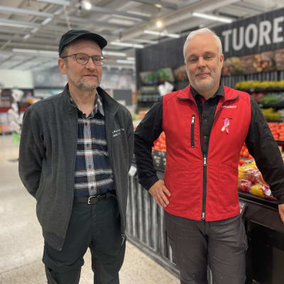 Tomaatinviljelija Juha Jyrä (vasemmalla) ja K-Citymarket Päivölän kauppias Olli Pehkonen seisovat kaupan vihannesosastolla. 