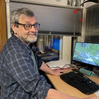 Maaninkalainen elokuvantekijä Hannu Räisänen kotistudiossaan. 