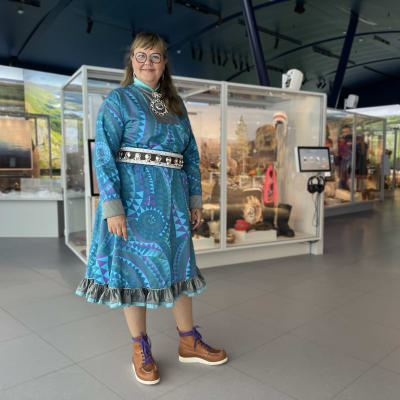 Museonjohtaja Taina Pieski seisoo Saamelaismuseo Siidan päänäyttelyssä 15.8.2023 Inarissa.