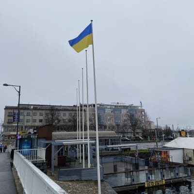 Ukrainan lippu heiluu lipputangossa Savonlinnan Pitkänsillan kupeessa. 
