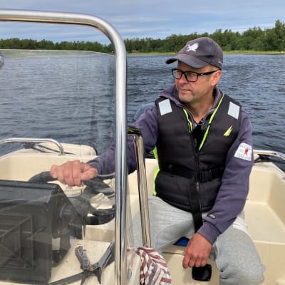 Kalastus- ja luonto-opas Jukka Viita-aho ohjaa venettä merellä Mustasaaressa.