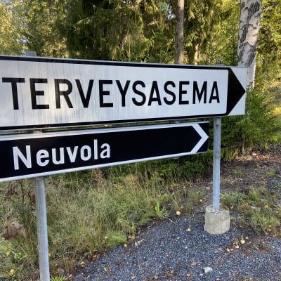En skylt där det står Terveysasema och Neuvola.