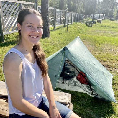 Retkeilevää elämää viettävä Vilma Helimäki Vuokatin rinteiden kupeessa leirintäalueella.