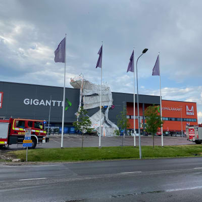 Romahtaneet rakennustelineet kiinteistön seinustalla.