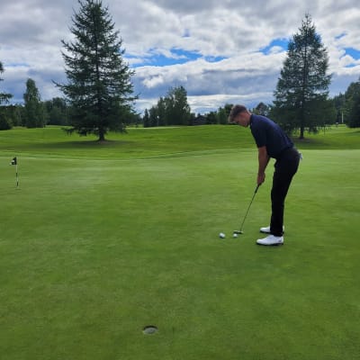 Eeli Kujanpää puttaa Ruuhikosken golfkentällä.