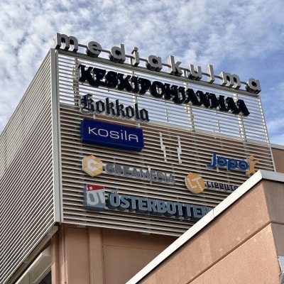 Keskipohjanmaa-lehden rakennuksessa logo taivasta vasten.