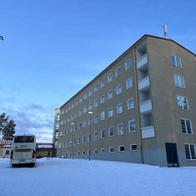 En buss står parkerad utanför mottagningscentralen i Heikinharju i Uleåborg.