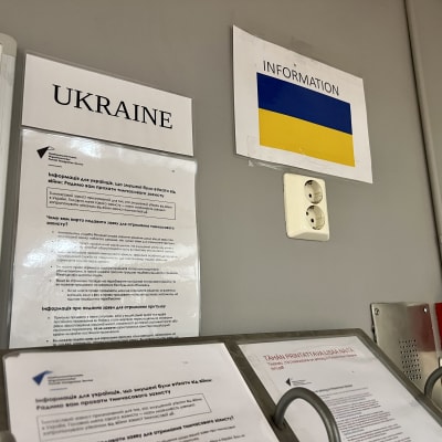 Ukrainalaisille infoa taululla Joutsenon vastaanottokeskuksen aulassa.