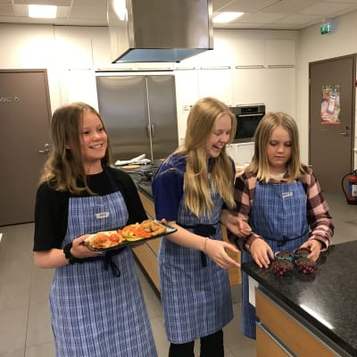 Joensuussa lasten kokkauskurssille osallistuneet Nea Laasonen, Etla-Maria Pitkänen ja Neela Laasonen esittelevät kokkaamiaan ruokia.