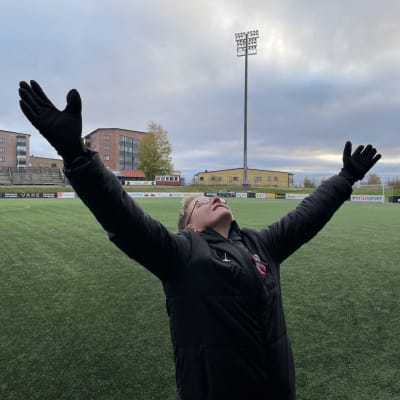 Kuopion Palloseuran naisten joukkueen päävalmentaja Pauliina Miettinen katsoo kädet levällään taivaalle. 