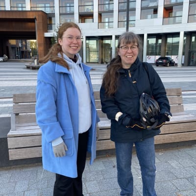 Joanna och Maria Kotilainen i Kivistö centrum