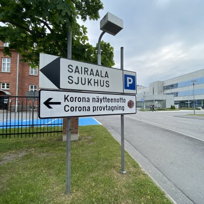 En sjukhusskylt och en skylt till corona provtagning.