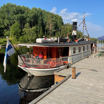 S/S Kouta odottaa matkustajia aluksen 100-vuotisristeilylle Kajaanin Kalkkisillalla.