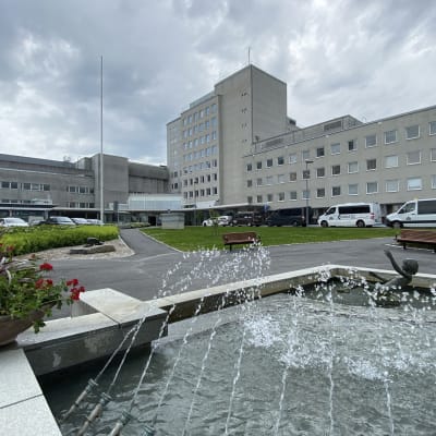 Kuva suihkulähteestä Vaasan keskussairaalan edustalla.