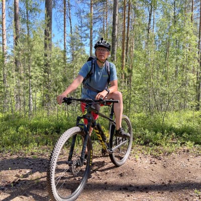 Mika Okkonen seikkailee maastopyöräillen. 