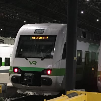 Ett tåg i Helsingfors har texten Fin 3 Can 1 där destinationen brukar visas på en skärm.