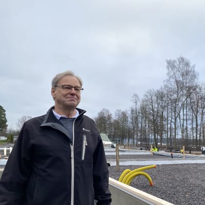 Man vid byggarbetsplats.