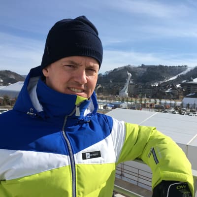 Kommentatorn Sami Jauhojärvi poserar utanför mediecentret i Pyeongchang 2018.