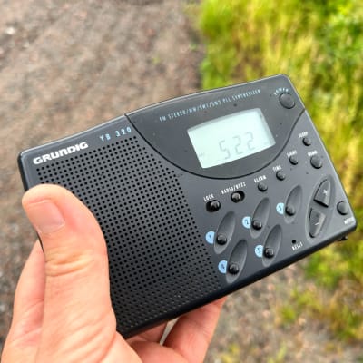 Paristokäyttöinen radio, jolla voi kuunnella am-taajuuksia, on hyödyllinen apuvälinen myrskybongauksessa.